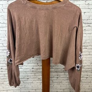American Eagle | Floral Brown Soft and Cute Crop Top Flowers on sleeves size XS